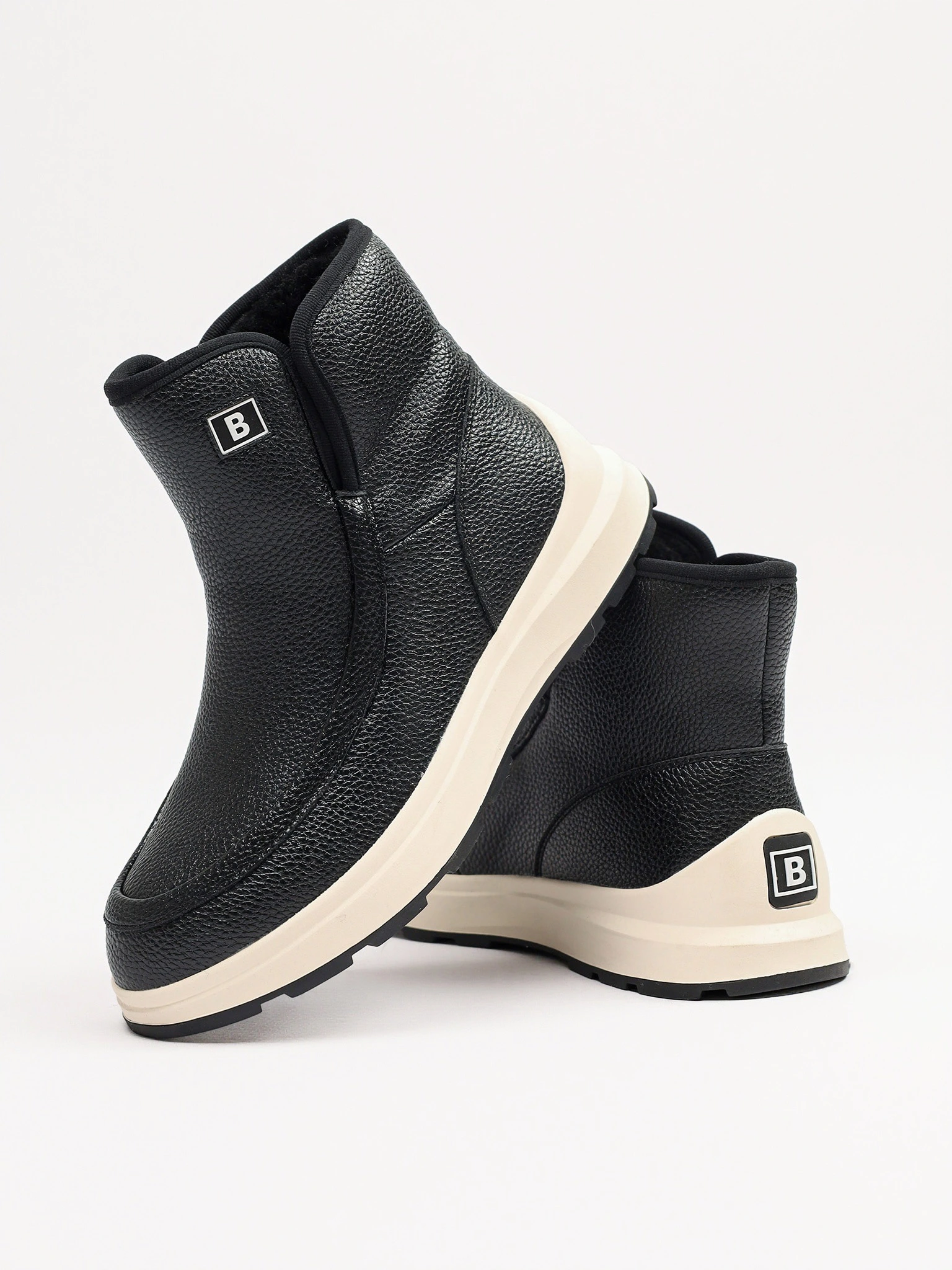 Ботинки черного цвета на контрастной низкой подошве